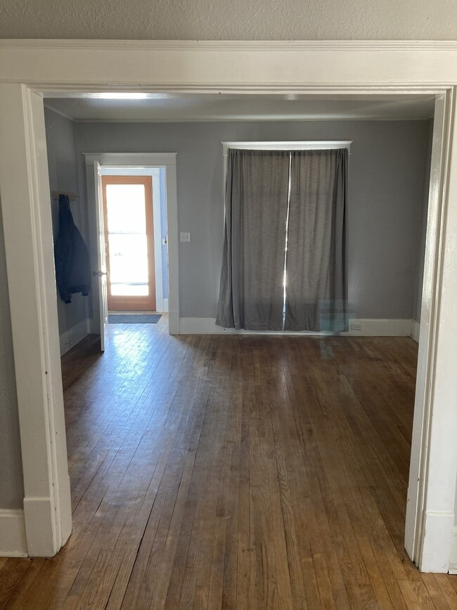 Building Photo - 121 W Maple St