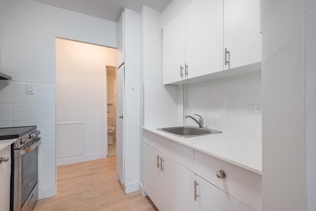 Building Photo - S702