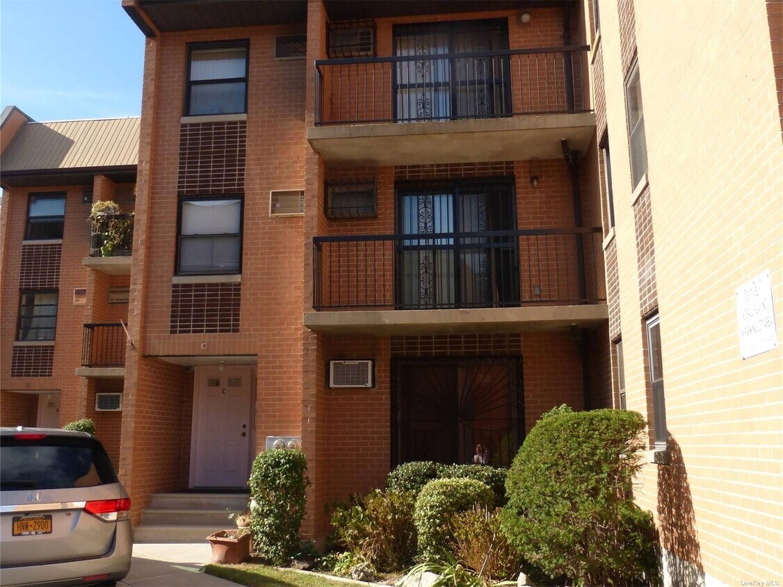 Primary Photo - 75-22 Parsons Blvd