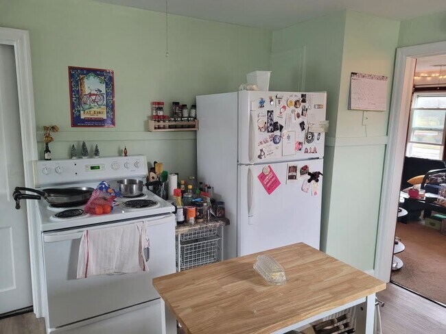 Foto del edificio - 1 Bedroom, 1 Bathroom Upper Duplex in Thir...