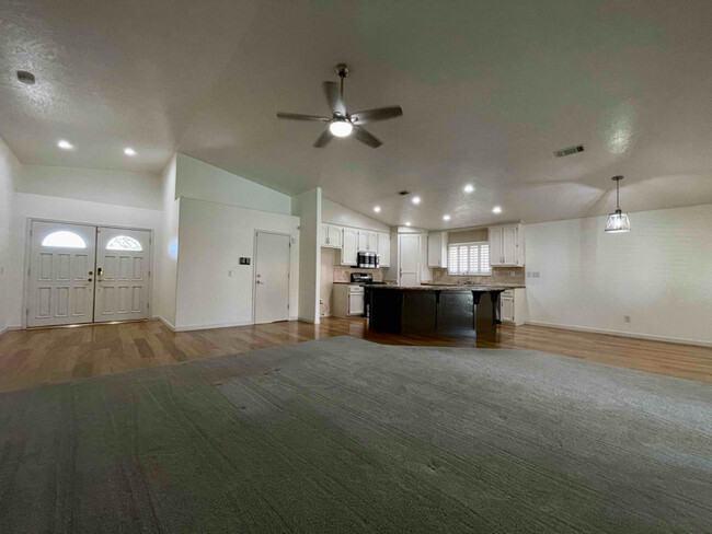 Building Photo - 18120 Lakeview Dr