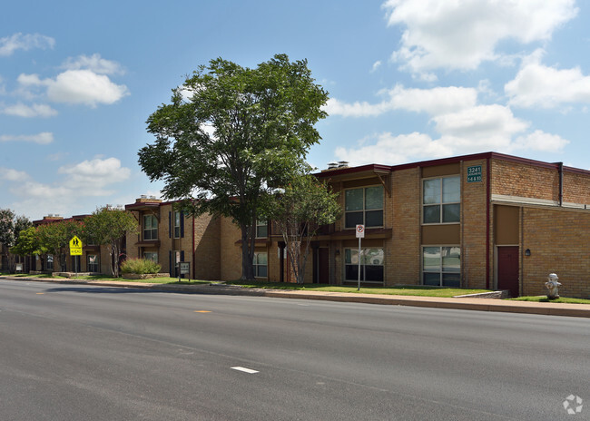 Building Photo - El Jardin