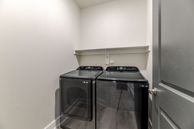 Building Photo - 3-Story 3 Bedroom, 3.5 bath Townhouse in a great community with easy access to PGBT and DNT