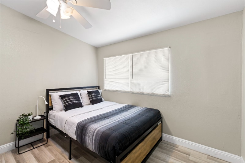 Foto principal - 2417 E Wilson Ave