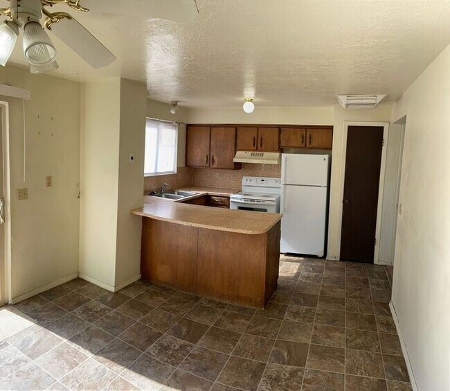 Building Photo - Spacious 2 Bedroom Duplex In West Valley City