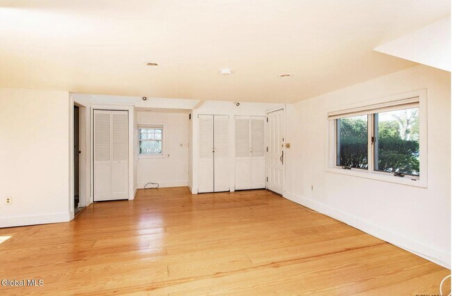 Foto del edificio - 586 N Broadway