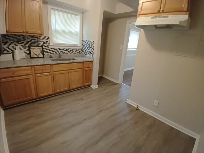 Building Photo - 3 Bedroom Colonial