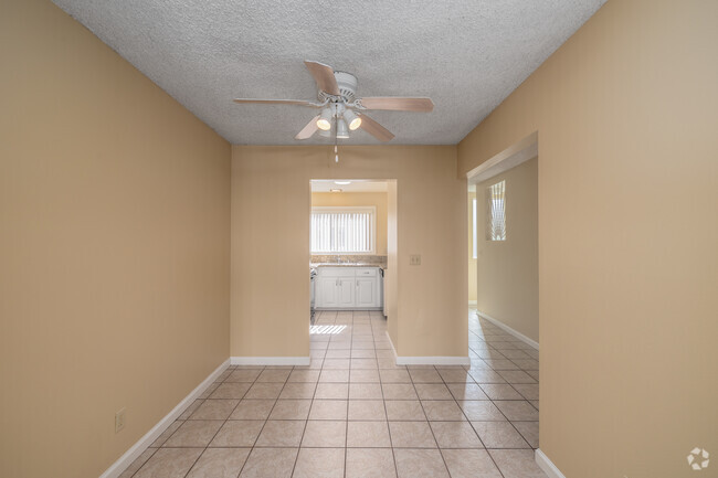 2BR, 2BA - 1,100SF - Dining Room - Sea Breeze Townhome Apartments