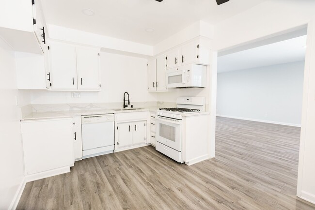 Interior Photo - 18404 Vincennes Street