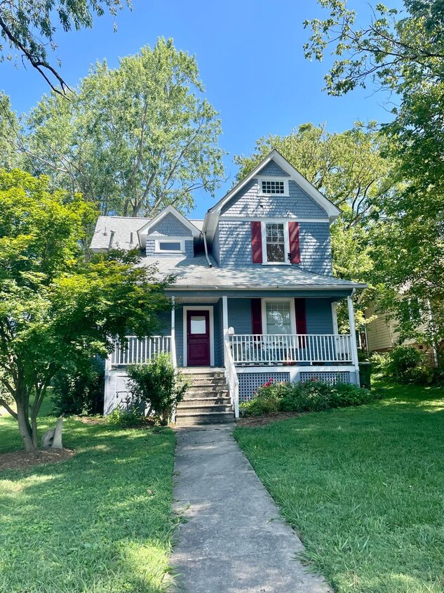 Primary Photo - Spacious 3 Bed/2 Bath Home Minutes from Do...