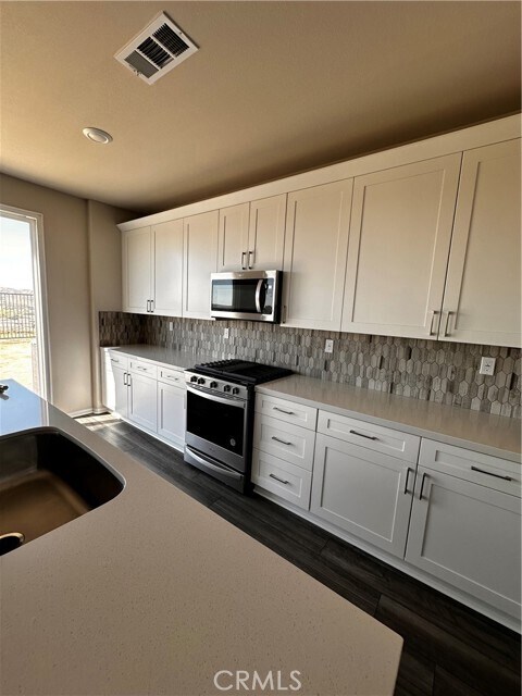 Foto del edificio - 35349 Hutchison Pl