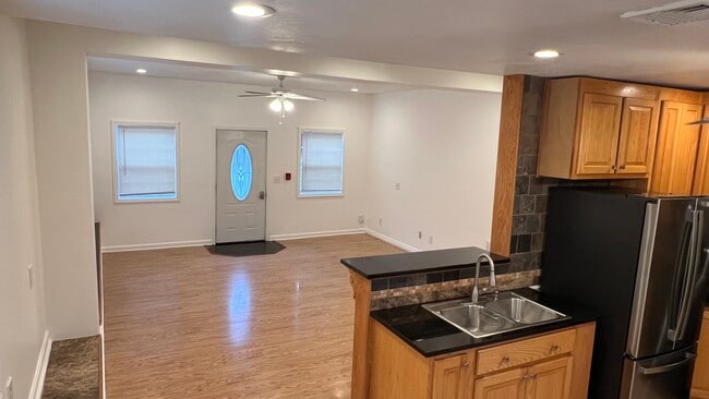 Building Photo - 2800 Hartford Ave