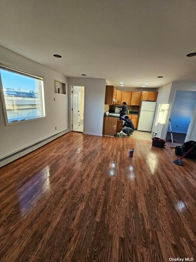 Foto del edificio - 58-75-75 57th Dr