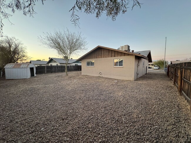 Building Photo - 3 Bedroom 2 bath Home fore Rent