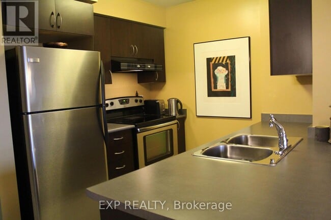 Building Photo - 61 Heintzman St