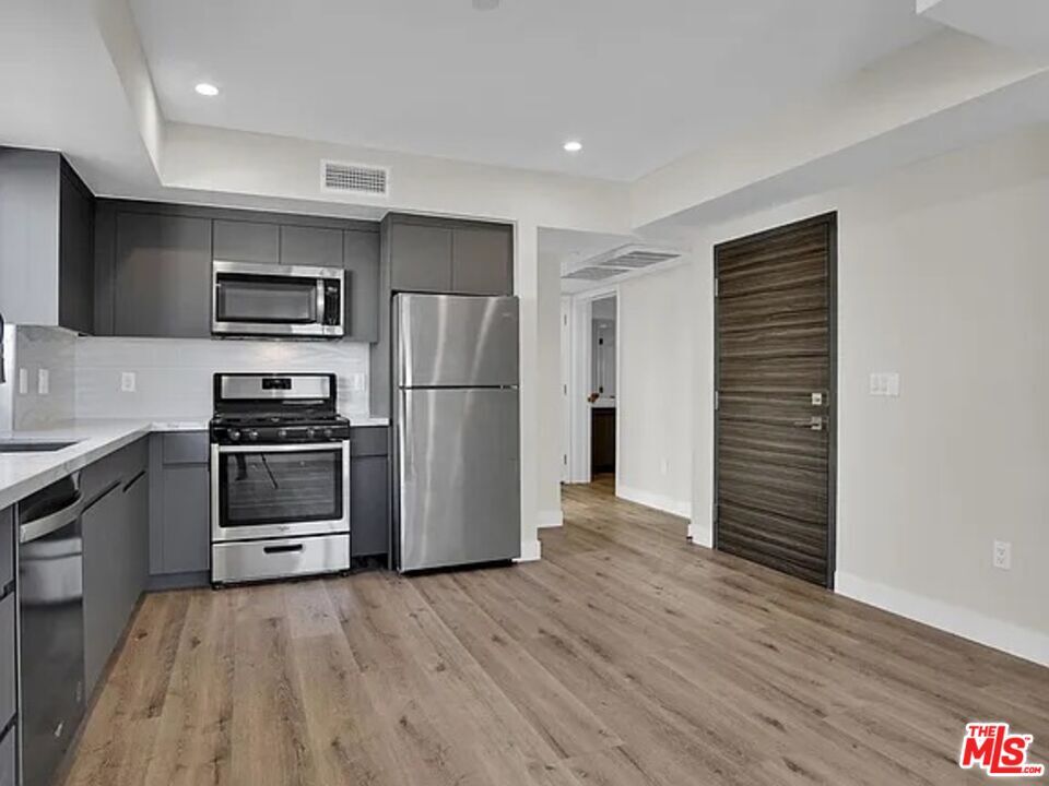 Foto principal - 846 S Mariposa Ave