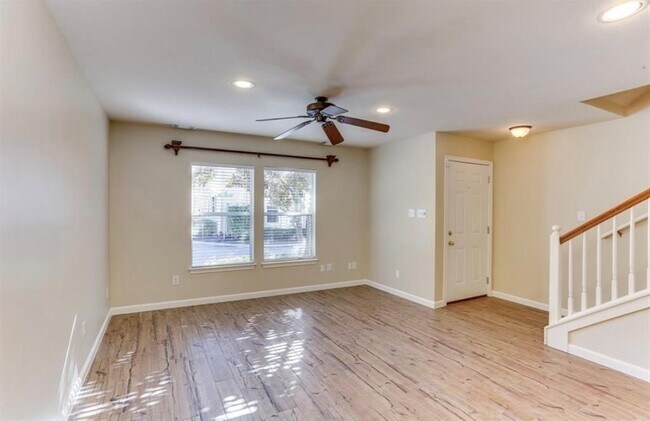 Foto del edificio - 730 Redwing Pl Dr