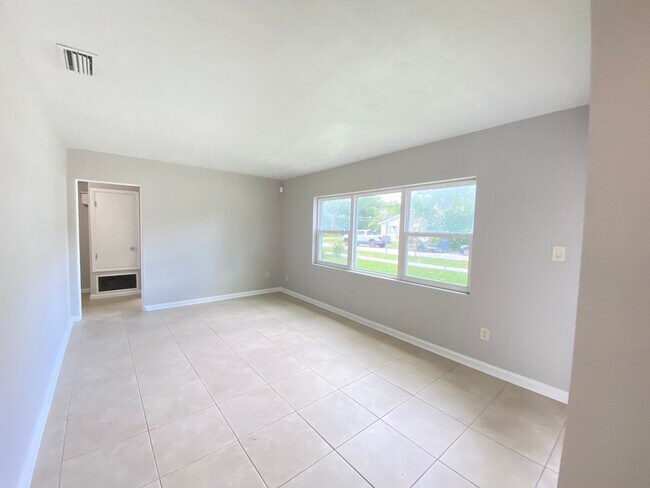 Foto del edificio - 3/2 single family home minutes from Lake E...