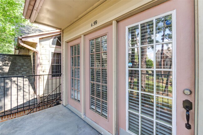 Foto del edificio - 16800 Sugar Pine Dr