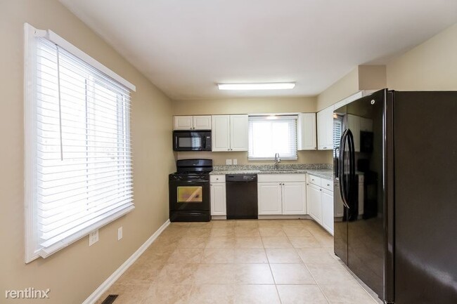 Building Photo - 3 br, 1 bath House - 248 E Walnut St
