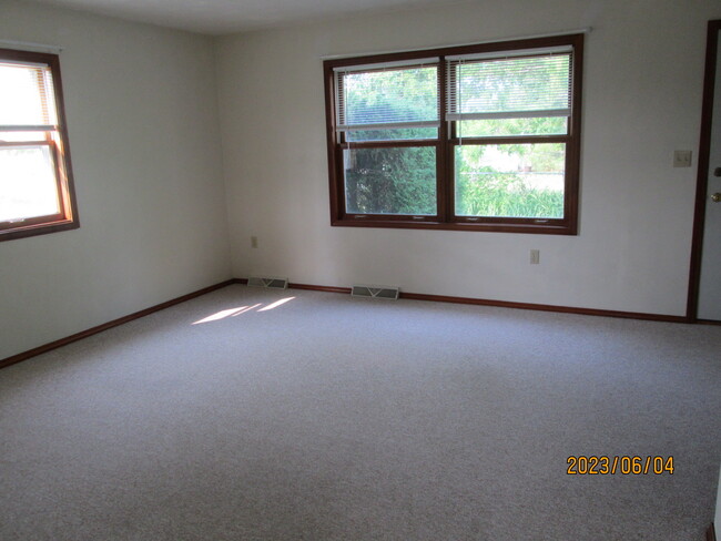 Large Bright living room - 3512 Plum St