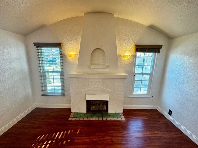 Foto del edificio - Beautiful Front House 2 Bed 1 Bath