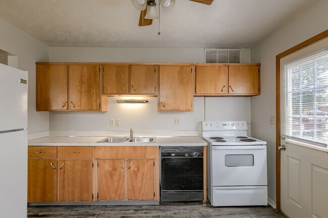 Foto del edificio - 5346/5348/5350 Ervin St Triplex