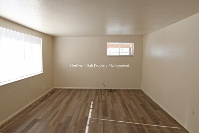 Building Photo - 3 Bed 1 Bath Duplex