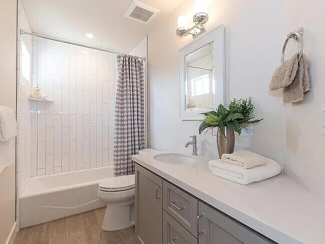 Foto del edificio - 764 Hillcrest Dr