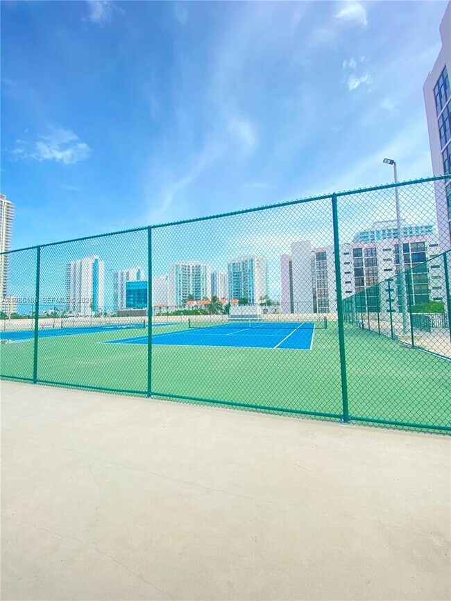 Foto del edificio - 16919 N Bay Rd