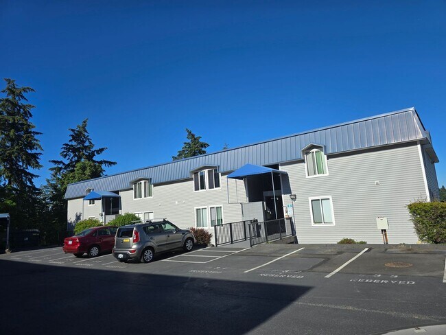 Foto del edificio - Lower Unit in Prime Bremerton Location with Parking