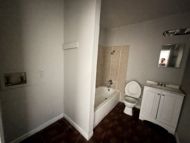 Foto del edificio - Fouplex 2 bedroom unit ready to move in in Castle Hill!