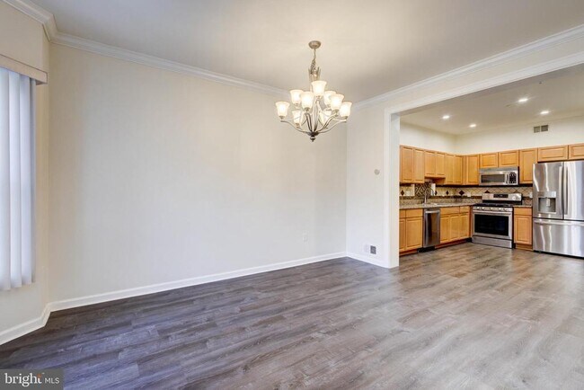 Foto del edificio - 100 Forest Dr