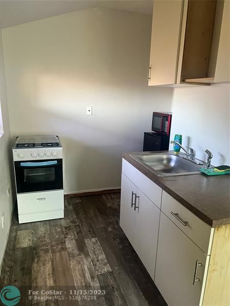 Building Photo - 242 NE 39th Ct