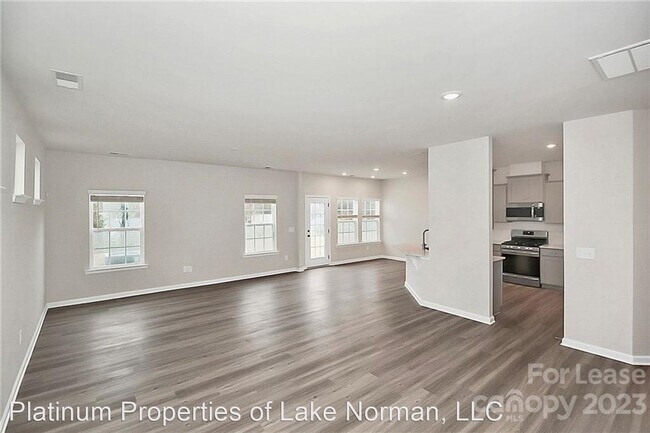 Building Photo - 4 br, 2.5 bath House - 12816 Canterbury Ca...