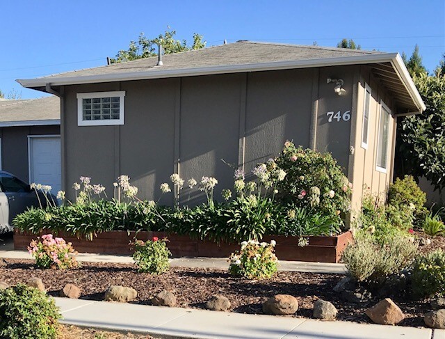 Front exterior - 746 W Hacienda Ave