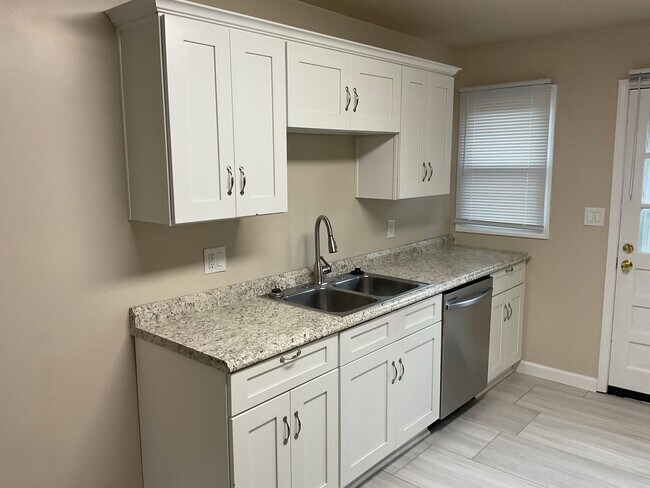 Building Photo - Brick Duplex with 2 bedrooms, 1 bath