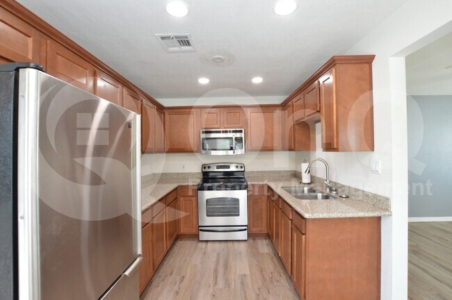 Building Photo - 3225 E Earll Dr