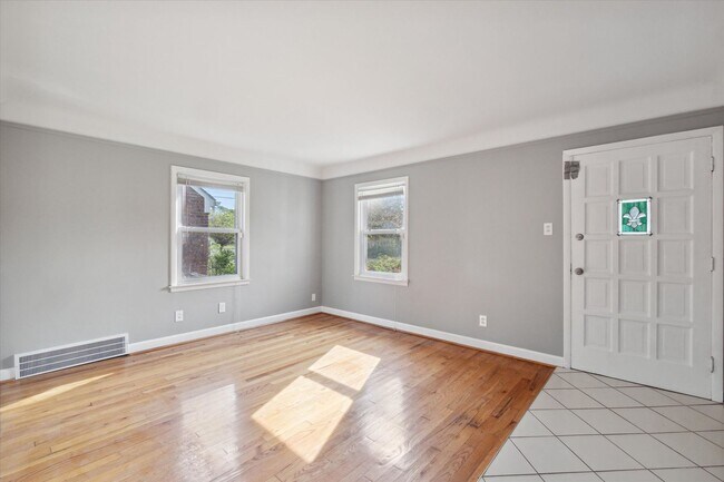Building Photo - 3 bedroom bungalow - $1300 - ACCEPTS SECTI...