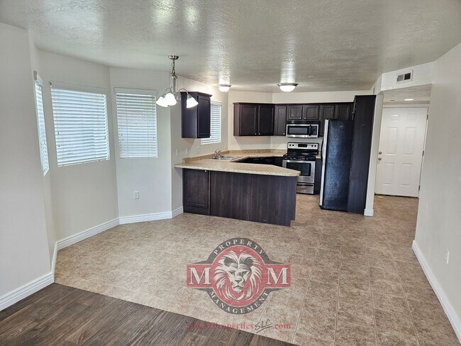 Foto del edificio - Great Ground-Level 3 Bed 2 Bath Sandy Condo!