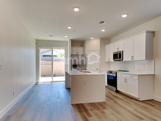 Foto del edificio - 521 Silverbell Falls Pl