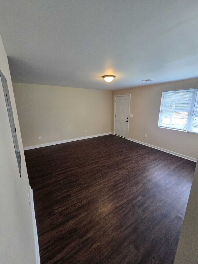 Building Photo - Section 8 Welcome! Charming 2-Bed Duplex i...