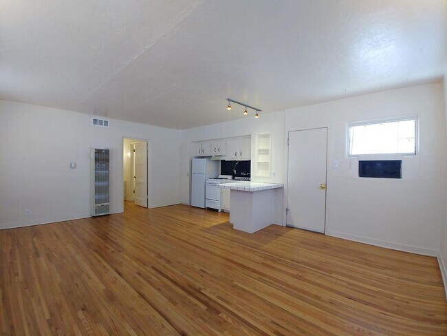 Building Photo - 420 14th St NW