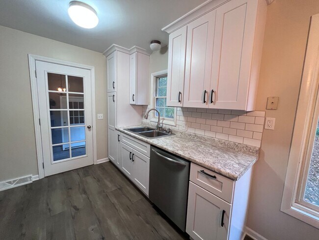 Foto del edificio - 4 bedroom home in Lowell Schools!
