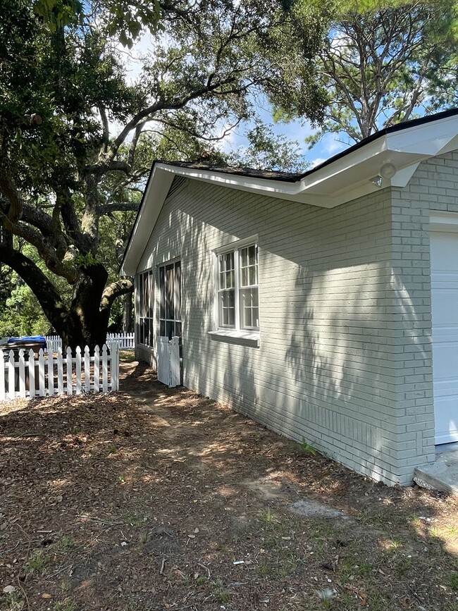 Building Photo - 3 Bedroom 2 Bath House in Stiles Point - J...