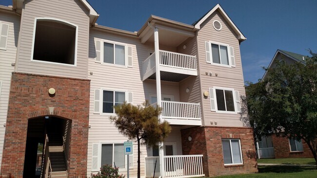 Building Photo - Close to Campus  3 bed 3 bath Condo