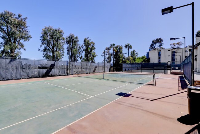 Foto del edificio - 8675 Falmouth Ave