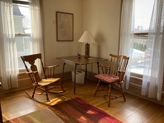 Mesa de escritura - 109 S Johnson St