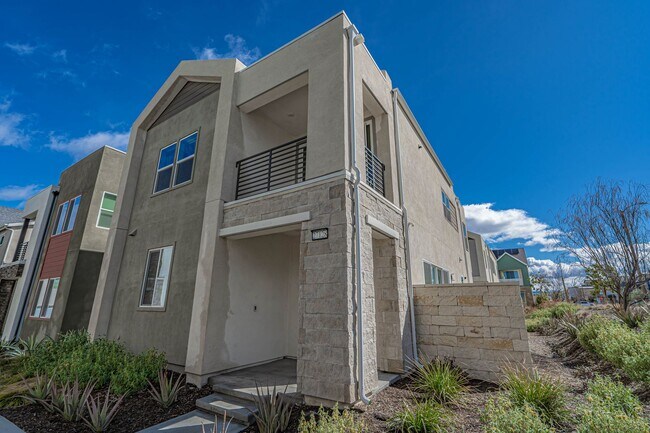 Foto del edificio - 3-Bedroom Home with Solar Panels & Smart Home Features in Valencia!