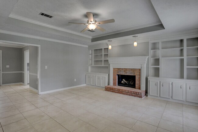 Building Photo - 211 Oak Brook Dr